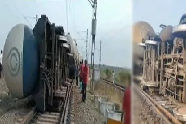 ఏపీలో పట్టాలు తప్పిన గూడ్స్ రైలు.. మూడు మార్గాల్లో రైళ్ల రాకపోకలపై తీవ్ర ప్రభావం
