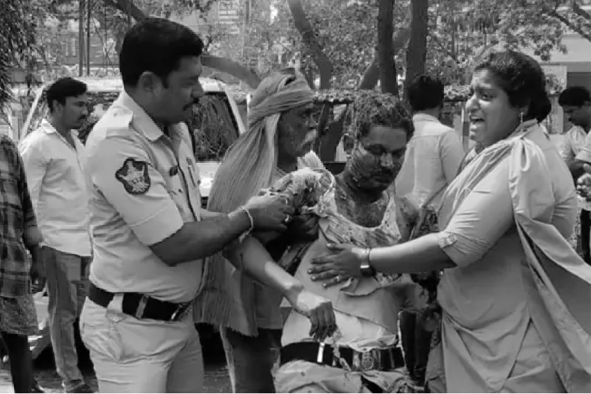 చల్లపల్లి పోలీస్ స్టేషన్‌లో భారీ పేలుడు.. ఎస్సై సహా నలుగురికి గాయాలు