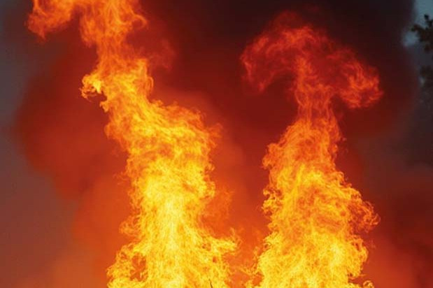 విజయవాడలో తృటిలో తప్పిన పెను ప్రమాదం.. బస్సులో మంటలు, 35 మంది సురక్షితం