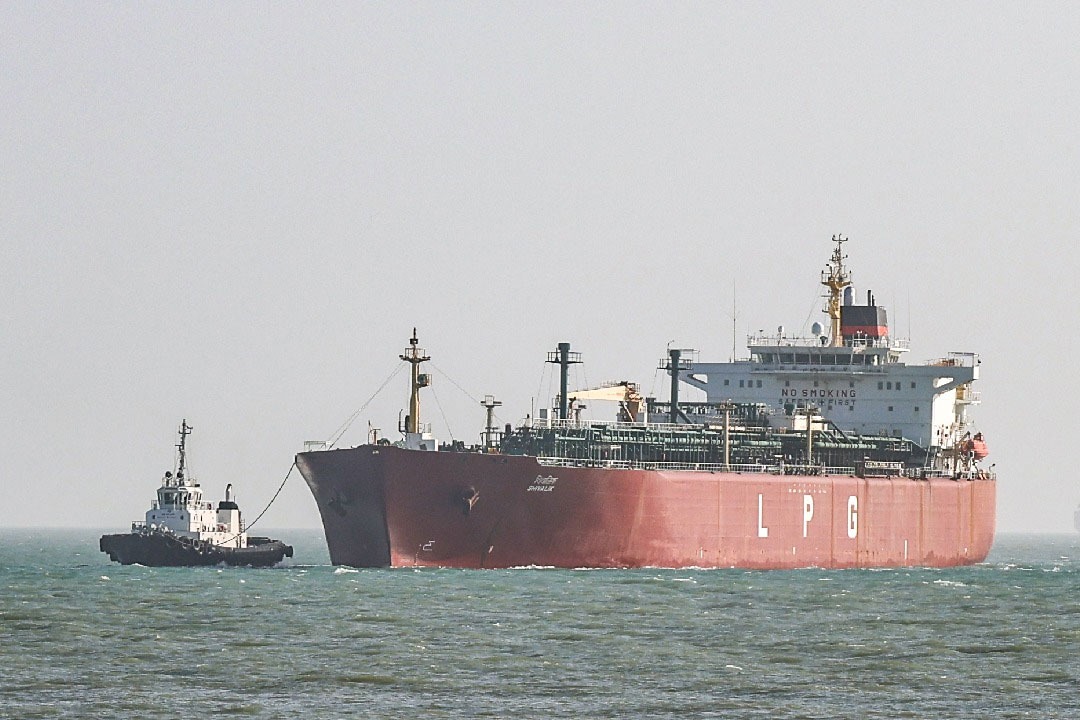 పశ్చిమాసియా యుద్ధం: హర్మూజ్ వద్ద చిక్కుకున్న 28 భారత ఇంధన నౌకలు