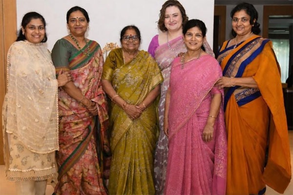 ఒకే ఫ్రేమ్‌లో మెగా ఫ్యామిలీ మహిళలు.. అన్నా లెజినోవా షేర్ చేసిన అరుదైన ఫొటో!