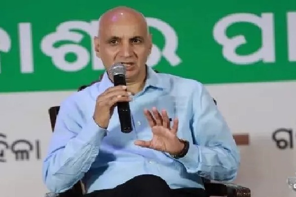 డీజీసీఏ కొత్త చీఫ్‌గా వీర్ విక్రమ్ యాదవ్... పీఎంవో అదనపు కార్యదర్శిగా శ్రీధర్ చిరువోలు