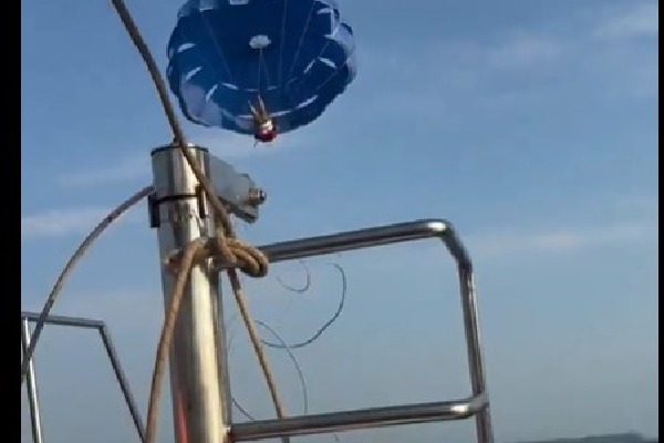 గోవాలో పారాసైలింగ్... కేబుల్ తెగి సముద్రంలో పడిపోయిన వ్యక్తి