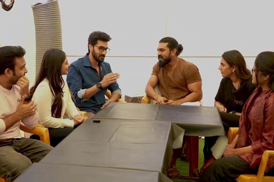 'రాకాస' టీమ్ తో రామ్ చరణ్ చిట్ చాట్... వీడియో ఇదిగో!