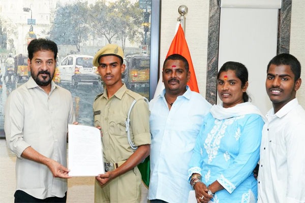 రియల్ హీరో ట్యాంక్ బండ్ శివకు ప్రభుత్వ భరోసా.. రూ.5 లక్షల సాయం.. కొడుక్కి కొలువు