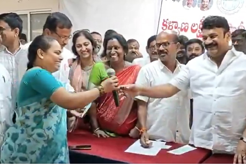 మా అల్లుడు తులం బంగారం అడుగుతున్నాడు: తలసాని శ్రీనివాస్ యాదవ్‌తో మహిళ