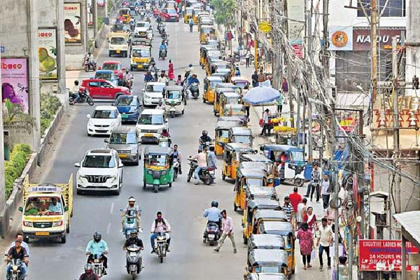 సాగర్ హైవేపై ఉద్రిక్తత.. ఎల్పీజీ కోసం ఆటోవాలాల ఆందోళన
