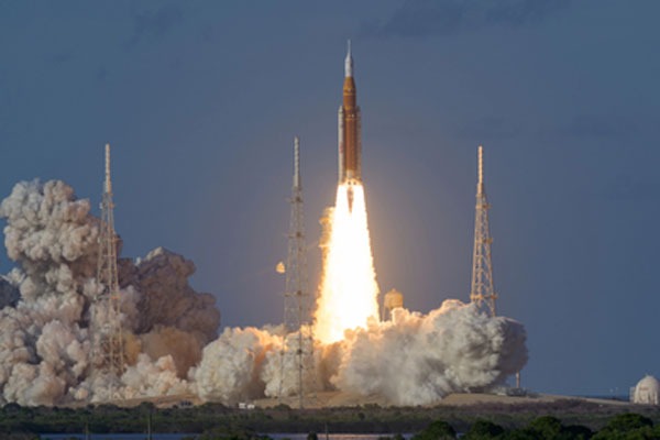 చంద్రుడి వద్దకు ఐఫోన్లతో వ్యోమగాములు.. చరిత్రలో తొలిసారిగా నాసా కీలక నిర్ణయం