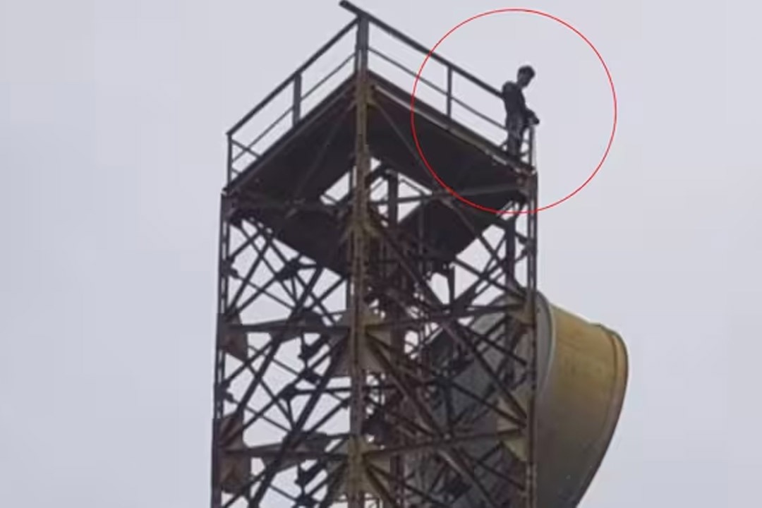 ప్రేయసిని తీసుకురావాలంటూ 300 అడుగుల టవర్ ఎక్కిన ప్రేమికుడు!