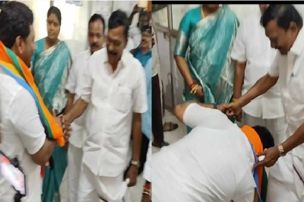 రాజకీయాలు వేరు.. గౌరవం వేరు: ప్రత్యర్థి పాదాలకు నమస్కరించిన ఏఐఏడీఎంకే అభ్యర్థి