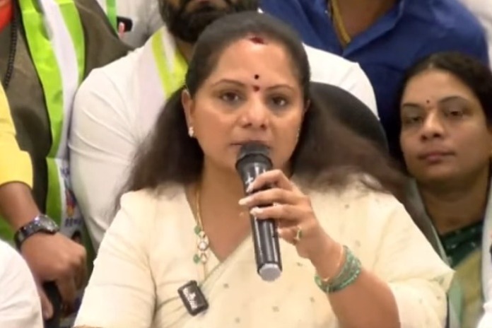 ప్రైవేట్ పాఠశాలల ఫీజుల దోపిడీ.. సీఎంపై కవిత విమర్శలు