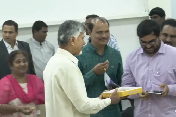 మీడియా సమావేశంలో స్వయంగా స్వీట్లు పంచిన సీఎం చంద్రబాబు... వీడియో ఇదిగో!