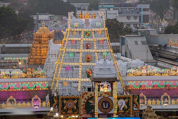 తిరుమలలో భక్తుల రద్దీ.. శ్రీవారి దర్శనానికి 12 గంటల సమయం
