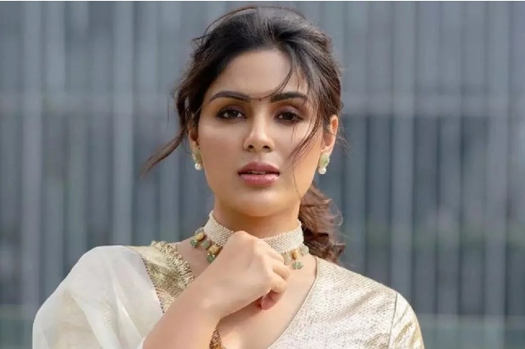 ధనుష్ సెట్‌లో చాలా నిశ్శబ్దంగా ఉంటాడు: సంయుక్త మీనన్