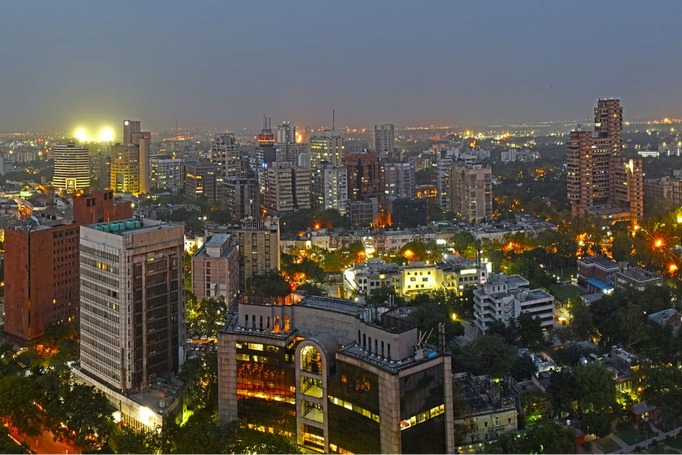 ఢిల్లీని వణికించిన భూప్రకంపనలు... పరుగులు తీసిన జనం