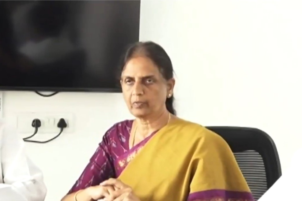 కేసీఆర్ క్యాంప్ కార్యాలయంపై దాడి.. తీవ్రంగా స్పందించిన సబితా ఇంద్రారెడ్డి