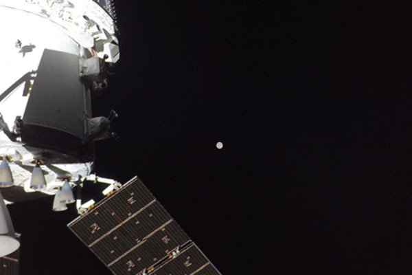 చంద్రుడికి చేరువగా ఆర్టెమిస్-2.. భూమి అద్భుత చిత్రాలు పంపిన వ్యోమగాములు