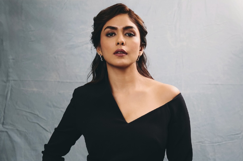 హద్దులు దాటేంత పిచ్చి ప్రేమలో పడాలనుంది: మృణాల్ ఠాకూర్