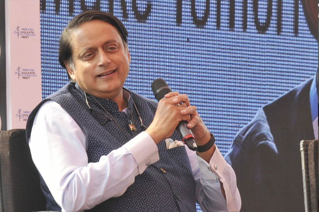 కేరళలో శశిథరూర్ కాన్వాయ్‌పై దాడి.. సిబ్బందిపై చేయిచేసుకున్న దుండగులు