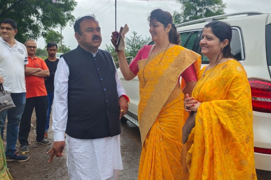 మహారాష్ట్రను కుదిపేస్తున్న 'కెప్టెన్ బాబా'.. వందల కోట్ల ఆస్తులు, 150 మంది బాధితులు?