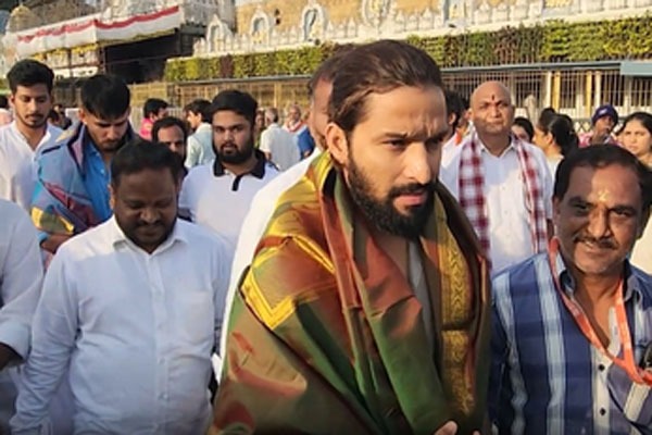 సీఎస్‌కేతో మ్యాచ్‌కు ముందు శ్రీవారి సేవలో ఆర్సీబీ స్టార్లు.. టైటిల్ సెంటిమెంట్ రిపీట్!