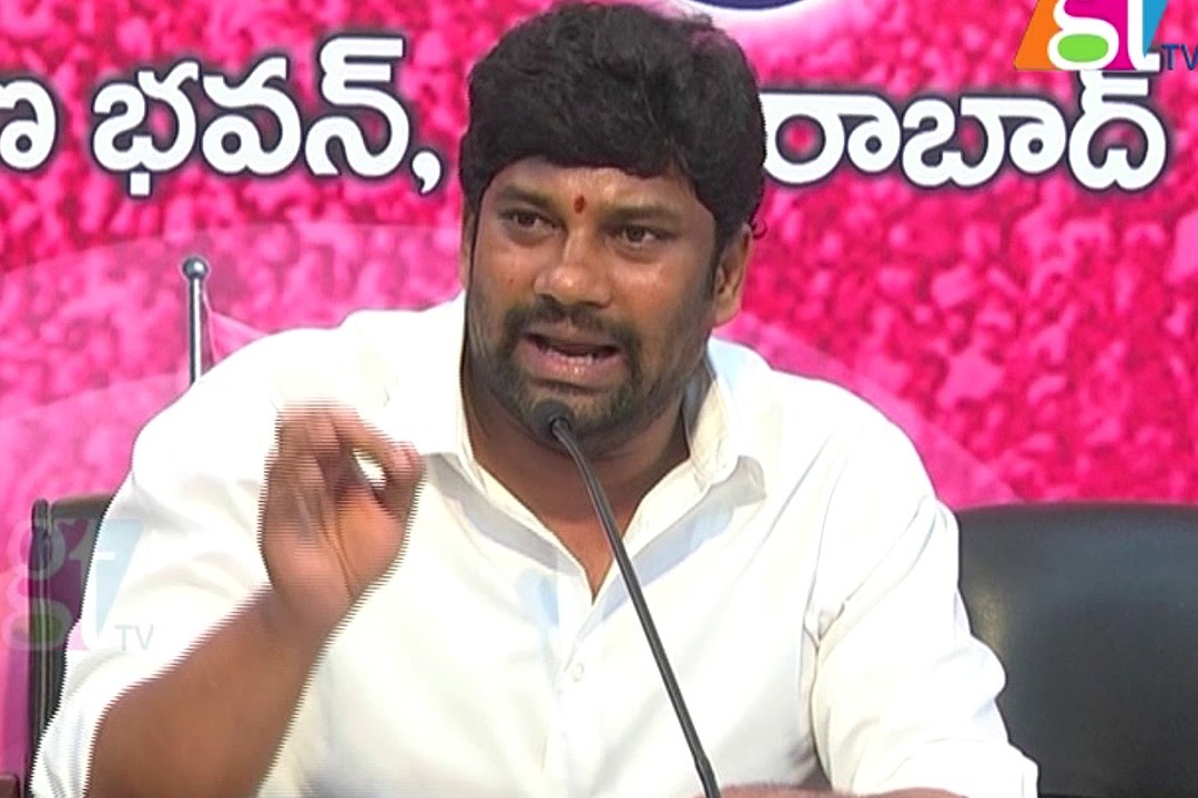 Balka Suman Accuses Minister Vivek of Bribing BRS Councilors