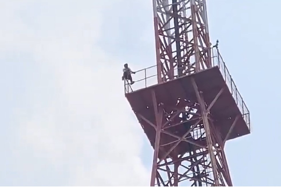 హైదరాబాద్‌లో రేడియో టవర్ ఎక్కి కడప యువకుడు హల్‌చల్