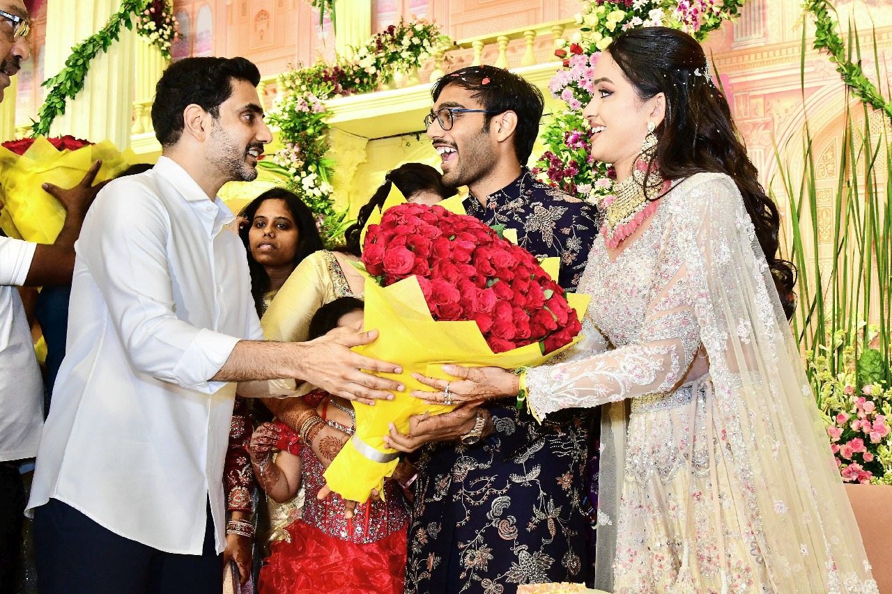 సన్‌రైజ్ హాస్పిటల్స్ ఎండీ కుమారుడి పెళ్లి రిసెప్షన్ కు లోకేశ్ హాజరు... ఫొటోలు ఇవిగో!