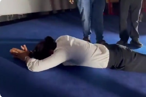 దూసుకెళుతున్న 'బైకర్'... థియేటర్‌లో స్క్రీన్ కు సాష్టాంగ ప్రమాణం చేసిన శర్వా... వీడియో వైరల్