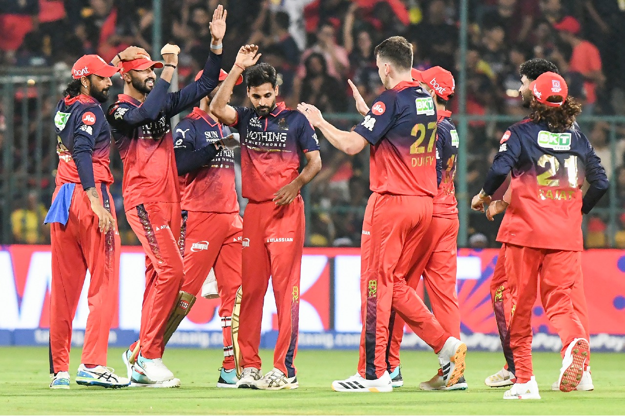 చిన్నస్వామిలో హైస్కోరింగ్ మ్యాచ్... సీఎస్కేపై ఆర్సీబీ ఘనవిజయం.. చరిత్ర సృష్టించిన భువీ!