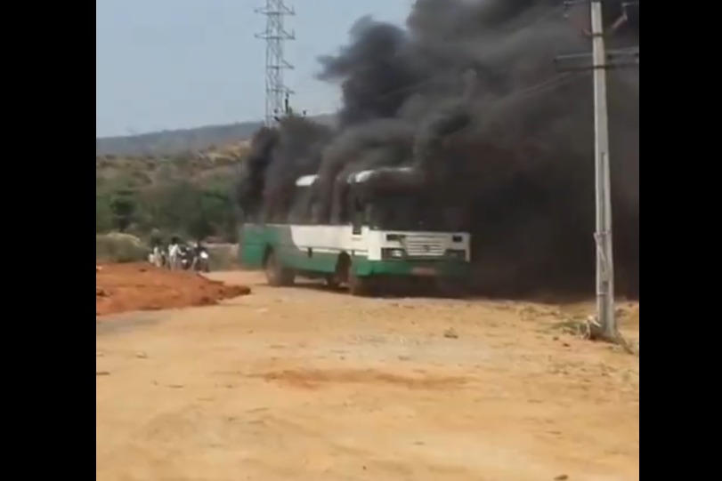 కడప జిల్లాలో కాలి బూడిదైన ఆర్టీసీ బస్సు... తప్పిన పెను ప్రమాదం