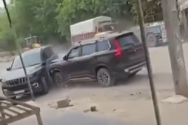 నడిరోడ్డుపై మహీంద్రా ఎస్‌యూవీ కార్లతో ఢీకొడుతూ గందరగోళం