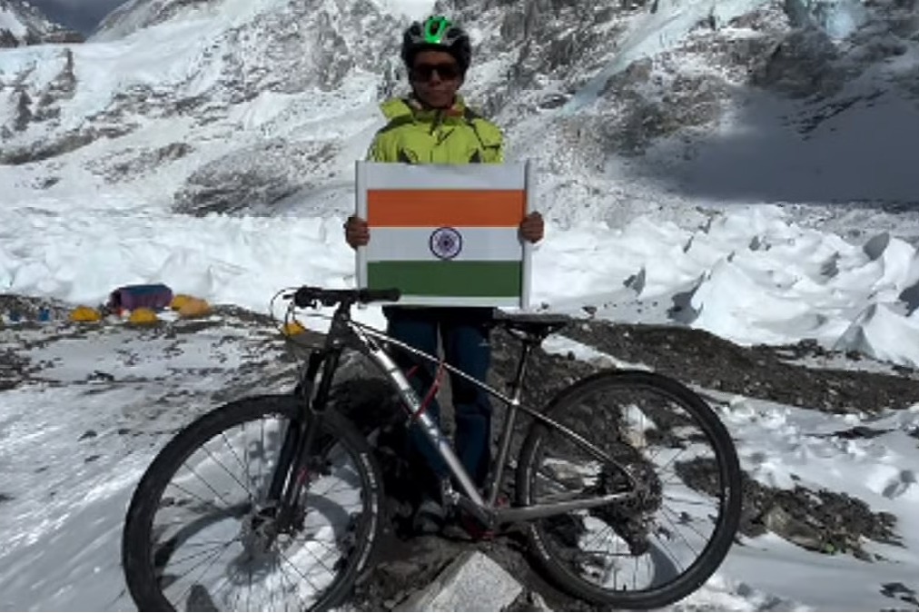 సైకిల్‌పై ఎవరెస్ట్ బేస్ క్యాంప్‌కు.. చరిత్ర సృష్టించిన యూపీ టీచర్!