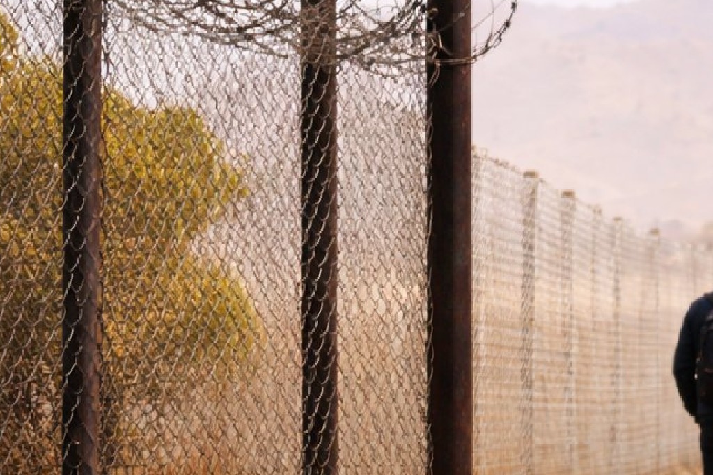 బంగ్లాదేశ్ నుంచి చొరబాటులను అడ్డుకోవడానికి.. సరిహద్దులో పాములు, మొసళ్లు!