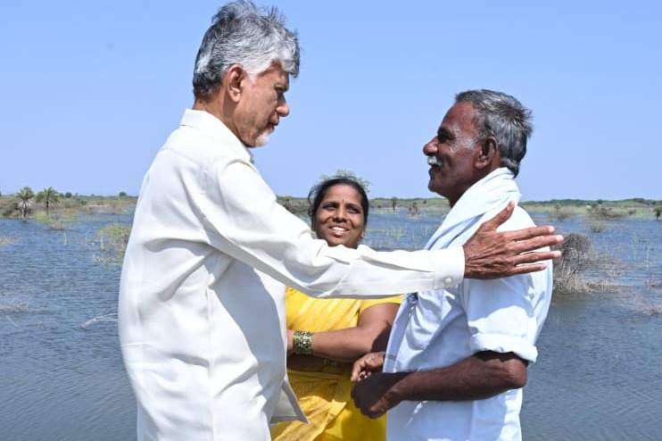 పెండేకల్ రిజర్వాయర్ వద్ద రైతులతో మాట్లాడిన చంద్రబాబు... ఫొటోలు ఇవిగో!