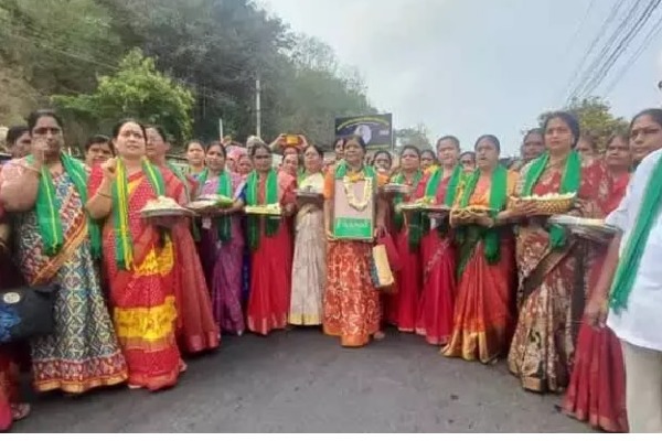 జై అమరావతి: దుర్గమ్మకు మొక్కులు చెల్లించుకున్న రాజధాని రైతులు, మహిళలు!