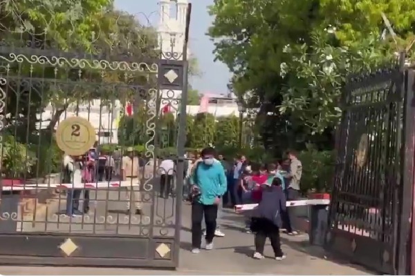 ఢిల్లీ అసెంబ్లీ వద్ద కలకలం.. పూలబొకేలతో హడలగొట్టిన ఆగంతుకుడు