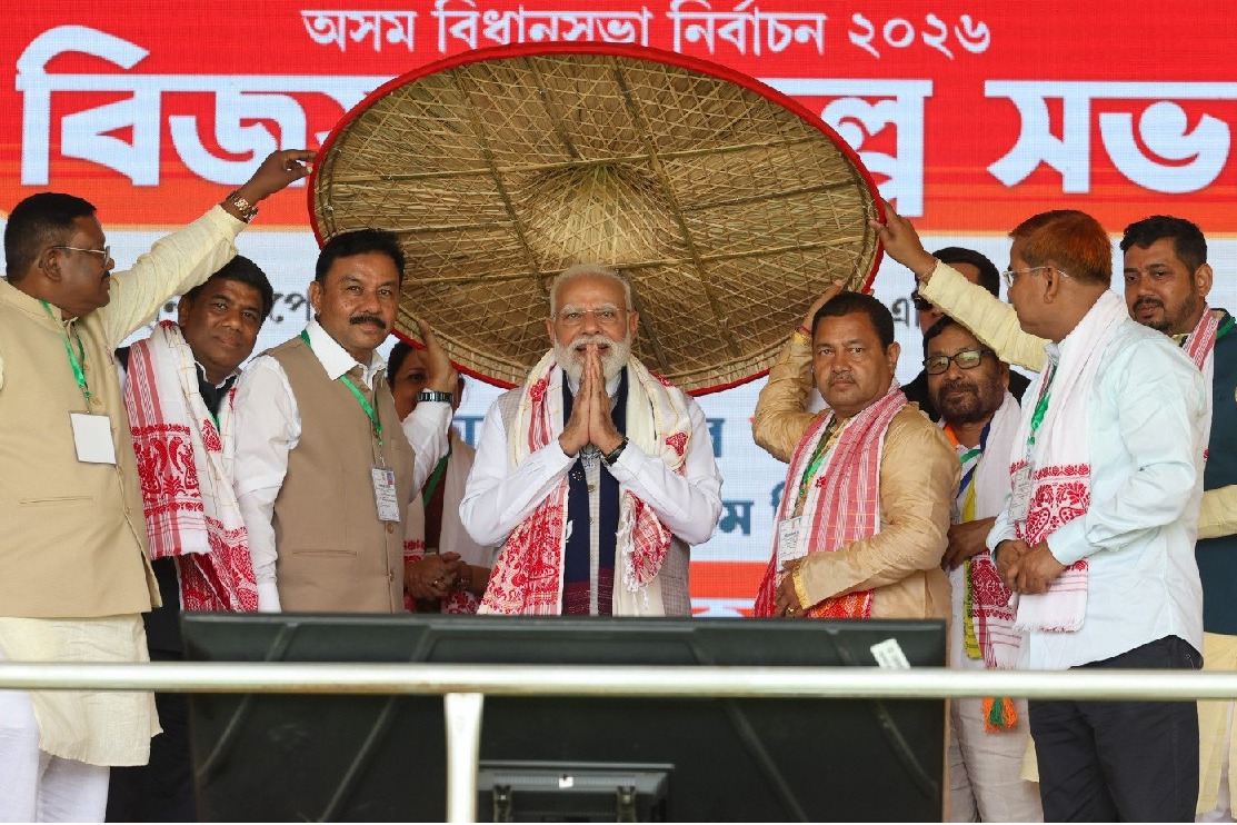 పాక్ సోషల్ మీడియా సమాచారంతోనే కాంగ్రెస్ నేతల ప్రెస్‌మీట్లు: ప్రధాని మోదీ, అసోం సీఎం హిమంత