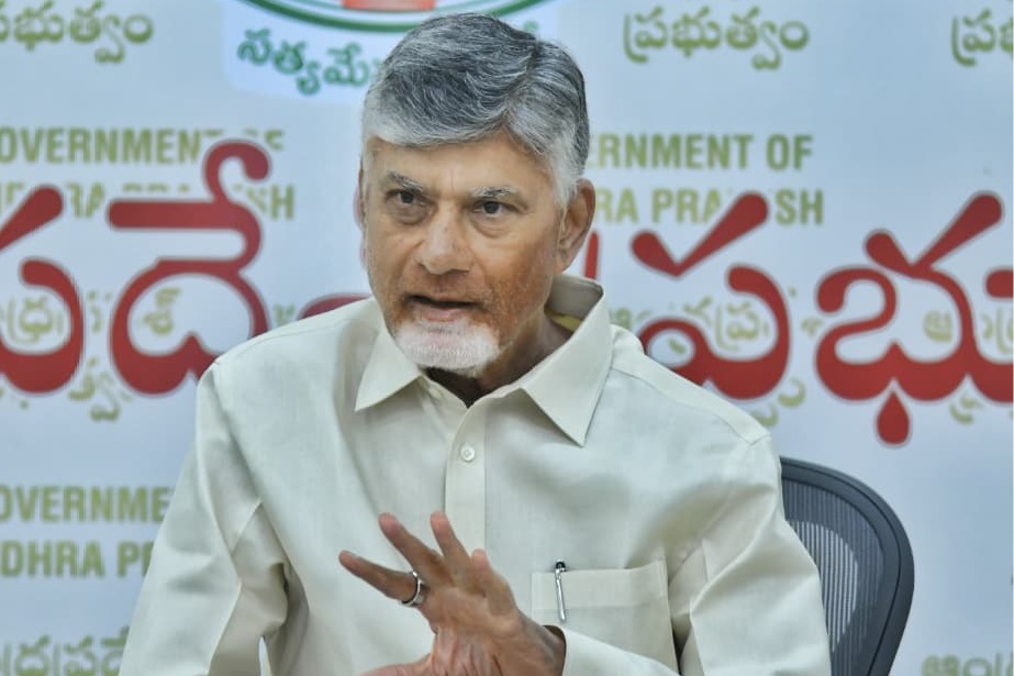కాలేజీ విద్యలో మార్పులు, వేగంగా ఇళ్ల నిర్మాణం... అధికారులకు సీఎం చంద్రబాబు దిశానిర్దేశం