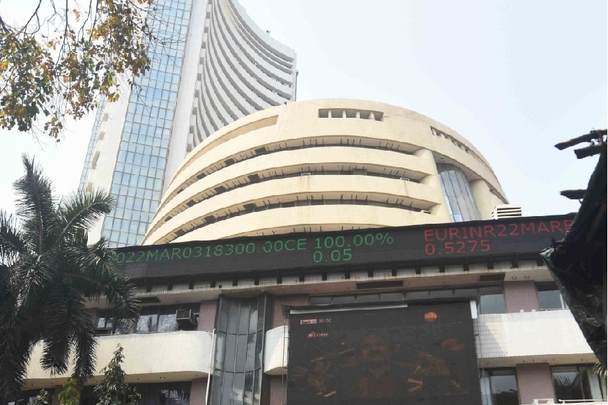 దగ్గరపడుతున్న అమెరికా గడువు... నష్టాల్లో స్టాక్ మార్కెట్