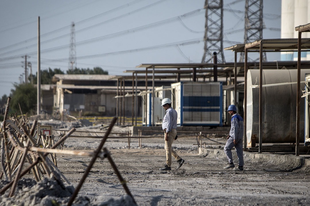 ట్రంప్ హెచ్చరికల నేపథ్యంలో విద్యుత్ కేంద్రాల చుట్టూ ఇరాన్ యువత మానవహారం