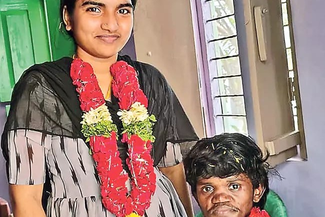 మచిలీపట్నంలో మరగుజ్జు యువకుడ్ని ప్రేమించి పెళ్లాడిన యువతి