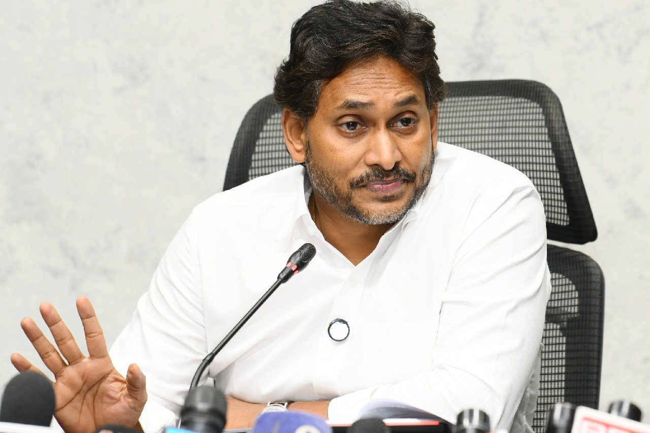 'మావిగన్' నుంచి డైవర్షన్ కోసమే ఏబీఎన్ రాధాకృష్ణ ఈ వ్యాఖ్యలు చేశారు: జగన్