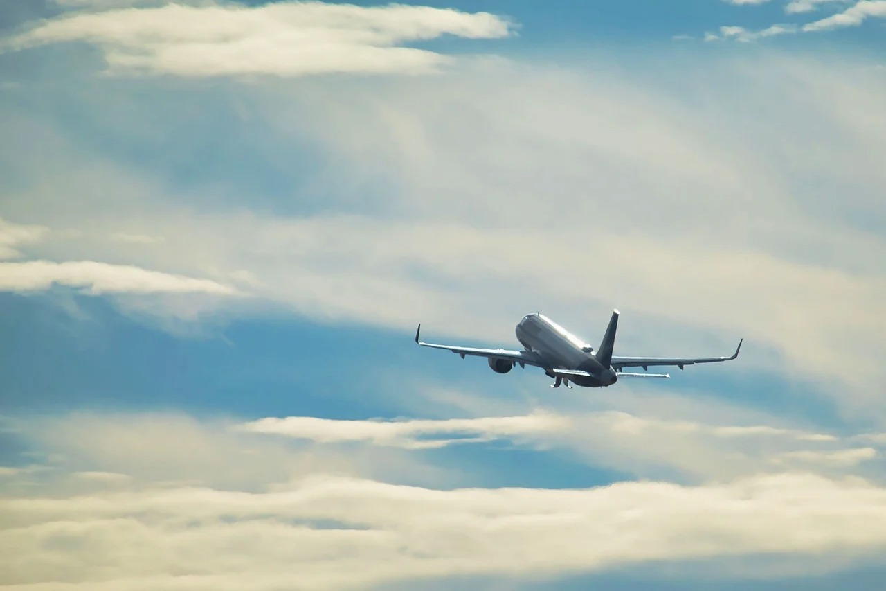 ఇరాన్ యుద్ధం ఎఫెక్ట్: పైలట్ల పనివేళలపై డీజీసీఏ కీలక నిర్ణయం