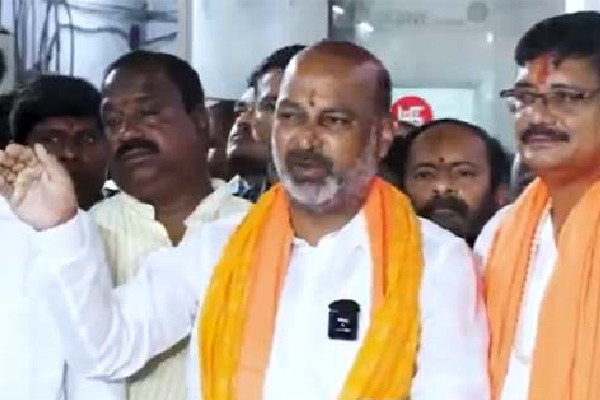 హైదరాబాద్ పాతబస్తీలో బెంగాలీలు ఉండలేని పరిస్థితి ఏర్పడింది: బండి సంజయ్