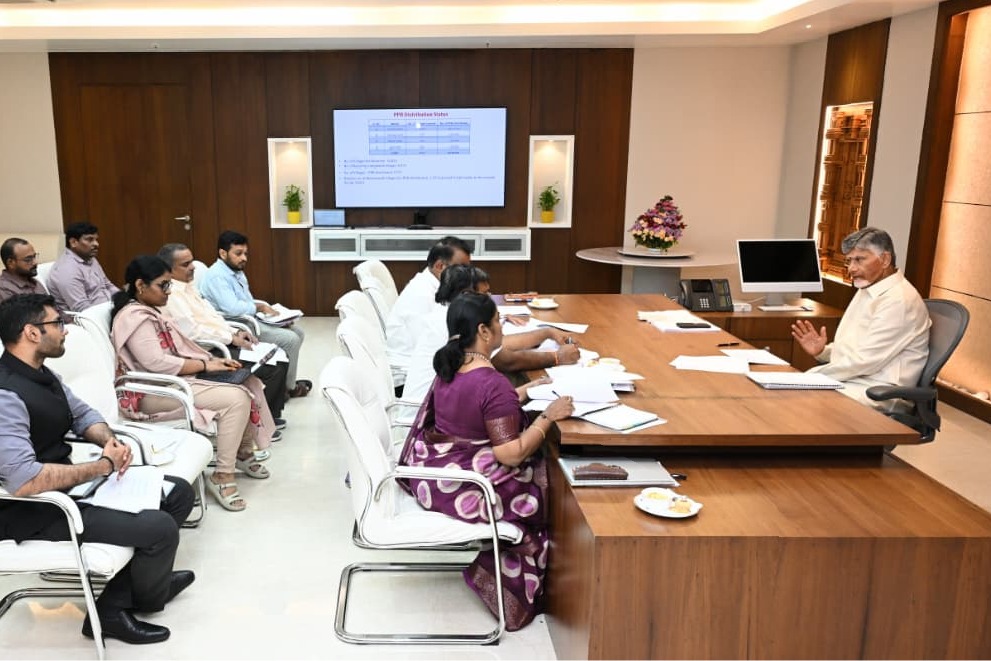 రెవెన్యూ శాఖపై సీఎం చంద్రబాబు కీలక సమీక్ష... లక్షల కుటుంబాలకు వరాలు!