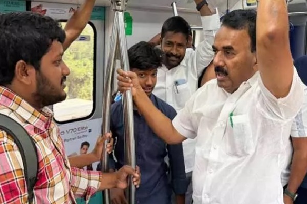 మియాపూర్ వరకు మెట్రో రైల్లో ప్రయాణించిన మంత్రి జూపల్లి