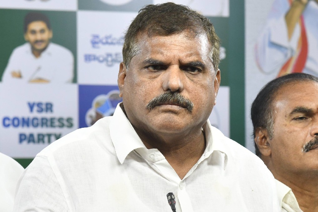 ప్రభుత్వ అప్పుల్లో భారీ తేడా ఉంది... గవర్నర్‌ జోక్యం చేసుకోవాలి: బొత్స