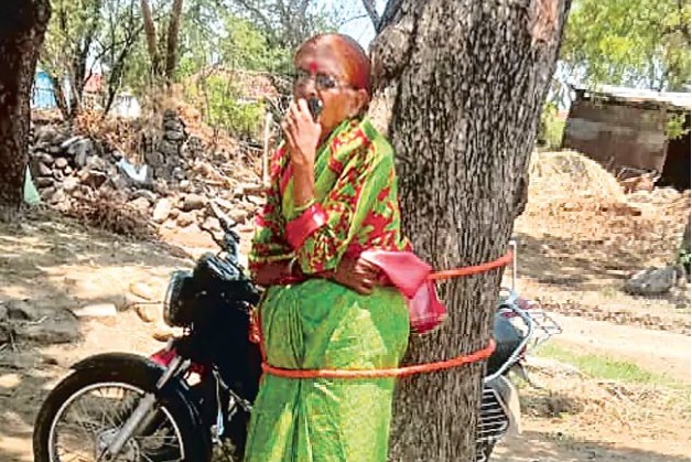 భర్తపై కోపంతో భార్యను చెట్టుకు కట్టేసిన గ్రామస్థులు