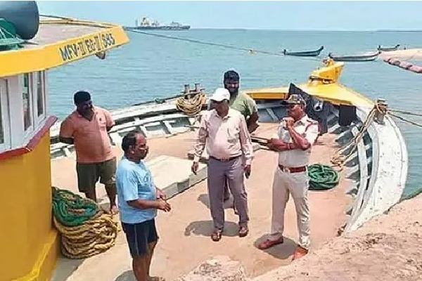 కృష్ణపట్నం తీరంలో హై అలర్ట్: తమిళనాడు బోటు సీజ్